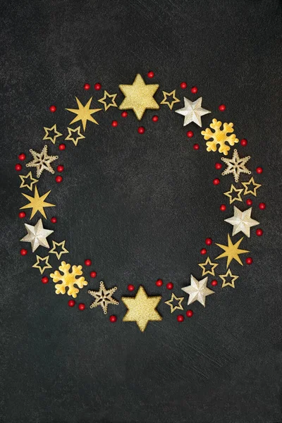 Christmas Gold Snowflake Star Wreath Loose Holly Berries Grunge Grey — Stock Photo, Image