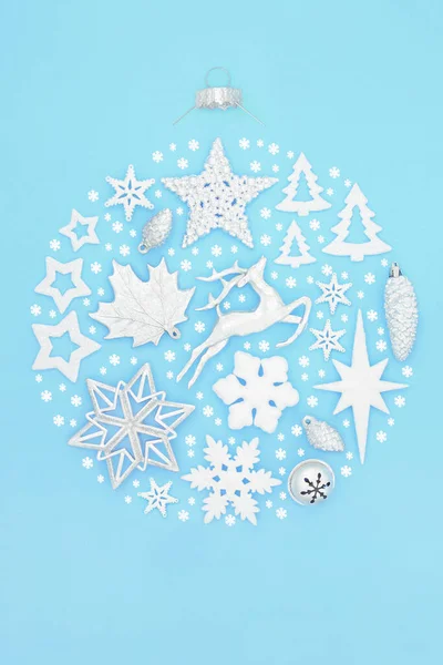 북극점 컨셉은 파스텔 배경에 흰색과 서리가 크리스마스 장식으로 장식되어 Xmas — 스톡 사진