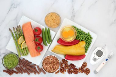 Diyabet hastaları için kan şekeri testi ekipmanı. Glisemik indekste 55 'in altında izleme cihazı ve heath gıdaları var. yüksek protein, omega 3, antioksidan, lif, mineral, vitamin ve akıllı karbonhidratlar.