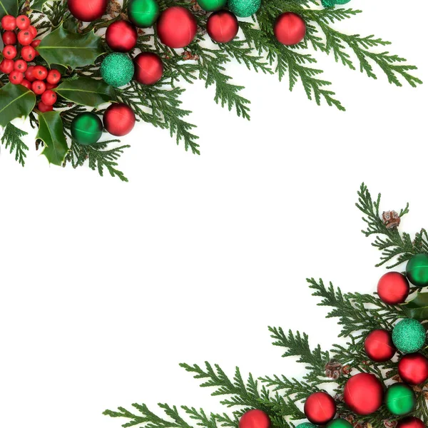 冬のホリー 杉のヒノキとクリスマスの背景の境界線 白の背景に赤と緑のボール ホリデーシーズンのための装飾的な組成 フラットレイアウト トップビュー コピースペース — ストック写真