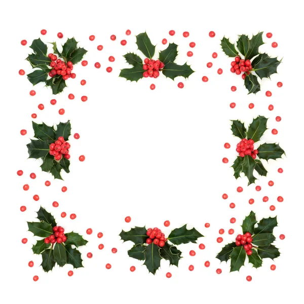 摘要冬季 圣诞及新年广场冬青浆果花环 白色背景下有疏松的红色浆果 最少的圣诞节假期作曲和节日的边界 — 图库照片