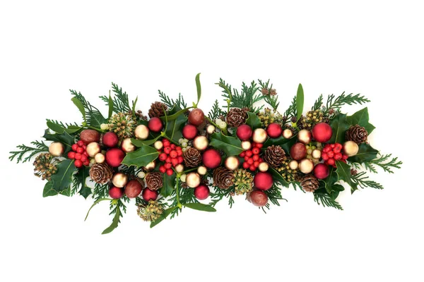 Kerst Hulst Met Rood Goud Bauble Decoraties Traditionele Winter Groen — Stockfoto