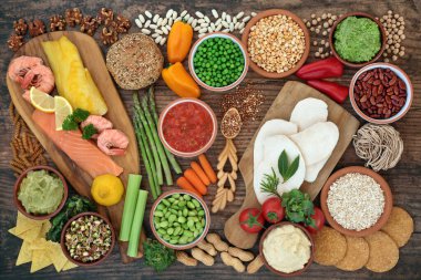 Gastrointestinal indekste 55 'in altındaki tüm yiyeceklerle diyabet hastaları için düşük glisemik sağlıklı gıda. Yüksek miktarda antioksidan, vitamin, mineral, protein, lif, omega 3 ve akıllı karbonhidratlar. Sağlık sigortası konsepti. Köy tahtasında dümdüz yatıyordu..