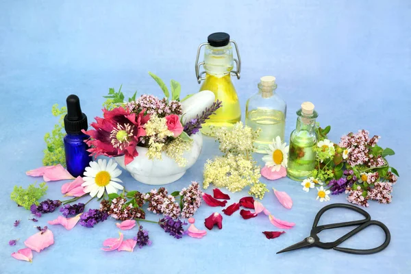 Naturopatische Kruidengeneeskunde Met Zomerbloemen Kruiden Met Oliën Aromatherapie Etherische Olie — Stockfoto