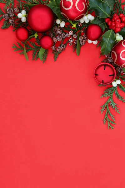 Borde Fondo Navidad Con Bolas Rojas Vegetación Invierno Acebo Hiedra — Foto de Stock