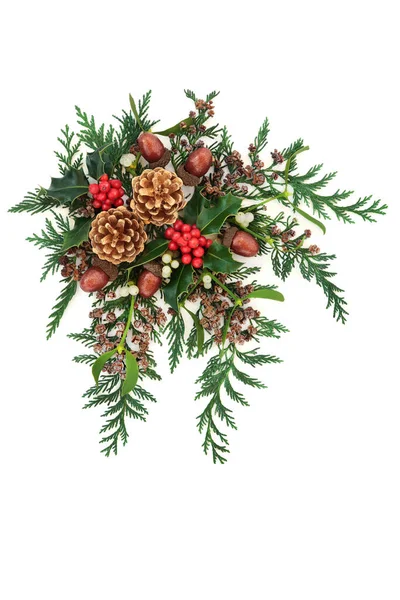 Vánoční Ozdoba Cesmínou Břečťanem Jmelím Zlatými Borovicovými Šiškami Žaludy Cedrovým — Stock fotografie