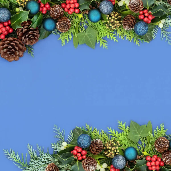 泡の装飾と青の季節のクリスマスの境界線の背景 ホリー ミステリー ジュニパーモミや杉のヒノキの伝統的な冬の緑の葉 ホリデーシーズンのクリスマスのテーマ — ストック写真