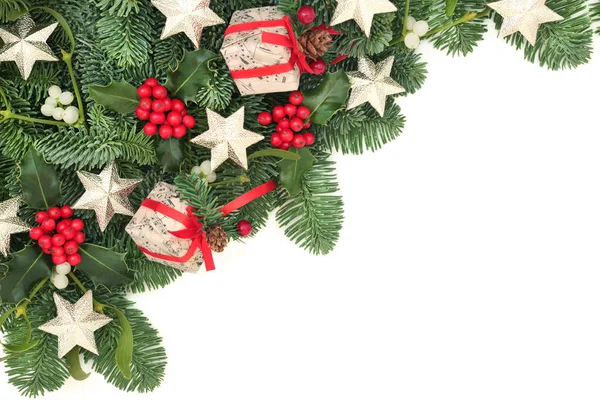 Slavnostní Vánoční Hranice Dárkovými Krabicemi Zlaté Hvězdy Jedle Zimní Bobule — Stock fotografie