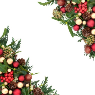 Kırmızı & altın süslemeli geleneksel Noel sınırı, beyaz arka planda kutsal & kış yeşilliği. Tatil sezonu için şenlik kompozisyonu. Düz konum, üst görünüm, kopyalama alanı.