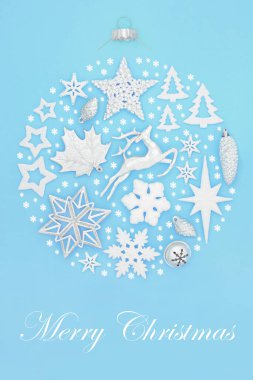 Yuvarlak süslemeli soyut konsept, pastel mavisi arka planda beyaz süslemeler ve Mutlu Noeller metni. Noel tatili için şenlik tasarımı. Üst manzara, düz uzanma.