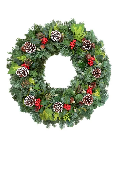 ホリー 冬の冬至の緑とコピースペースと白い背景にクリスマスの花輪 お祝いの休日の季節と新年のための伝統的な組成 — ストック写真