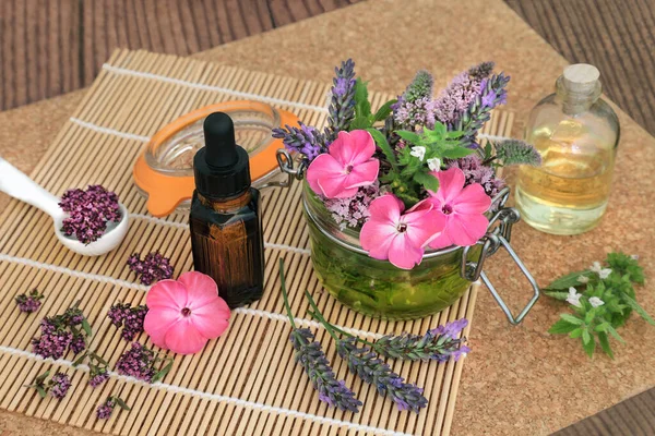 Niezbędny Preparat Olejny Stosowania Aromaterapii Naturalnej Medycynie Ziołowej Letnimi Kwiatami — Zdjęcie stockowe