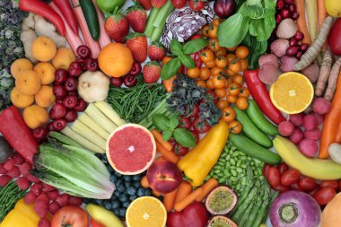 Serbest radikalleri nötralize eden antioksidanlarla dolu büyük bir meyve ve sebze koleksiyonu. Yüksek lifli diyet antosiyanin, lycopene, protein, vitamin ve minerallerle dolu. Düz yatış, üst görünüm.