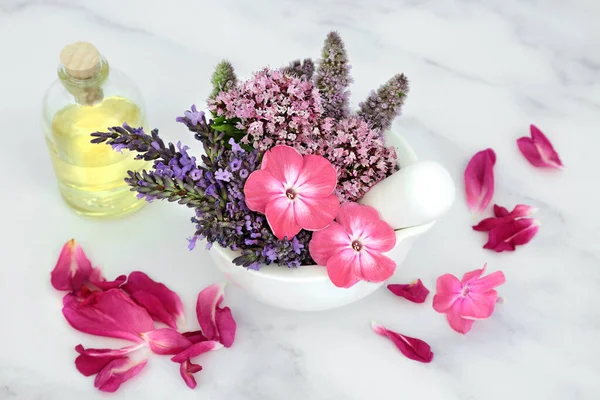 Természetes Gyógynövény Nyári Virágok Gyógynövények Egy Habarcs Mozsártörő Olajos Palack — Stock Fotó