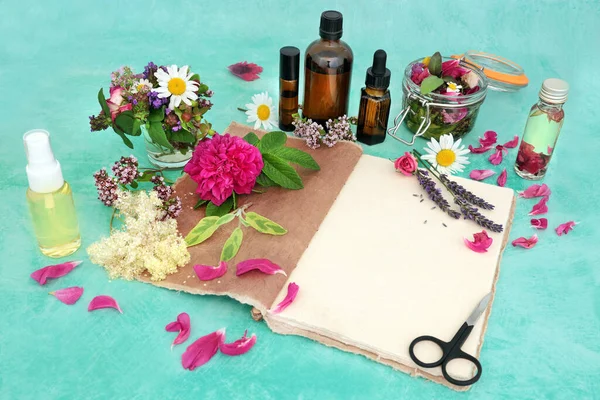 Etherische Olie Voorbereiding Voor Gebruik Aromatherapie Natuurlijke Kruidengeneeskunde Met Zomerbloemen — Stockfoto