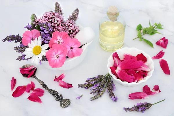 Natuurlijke Kruidengeneeskunde Voorbereiding Met Bloemen Kruiden Een Mortel Met Stamper — Stockfoto