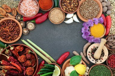 Bitki ve baharat aromalı soyut sınır taze ve kurutulmuş otlar ve baharatlarla fotokopi alanı ile kaplanmış. Düz yatıyordu.