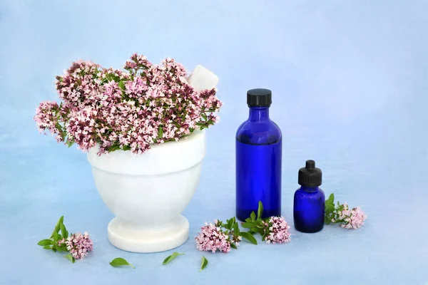 Oregano Gyógynövény Virágok Levelek Mozsárban Mozsártörővel Illóolaj Palackok Használt Gyógynövény — Stock Fotó