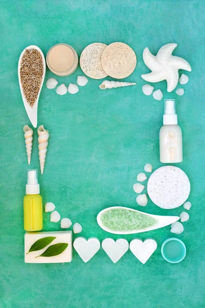 天然有机抗衰老美容产品 用于皮肤护理 素食无毒成分 平铺在斑驳的绿松石背景上 — 图库照片