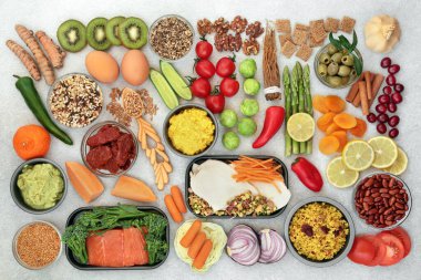 Dünya 'nın en sağlıklı süper gıdaları enerji ve vitalite için protein, omega 3, antioksidan, diyet lifleri, antosiyaninler, akıllı karbonhidratlar, mineraller, vitaminler ve lycopene ile birlikte toplamaktadır. Benekli gri üzerinde.