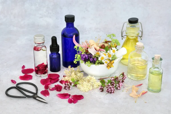 Letní Výběr Bylin Květin Pro Přípravu Aromaterapie Esenciálních Olejů Olejovými — Stock fotografie