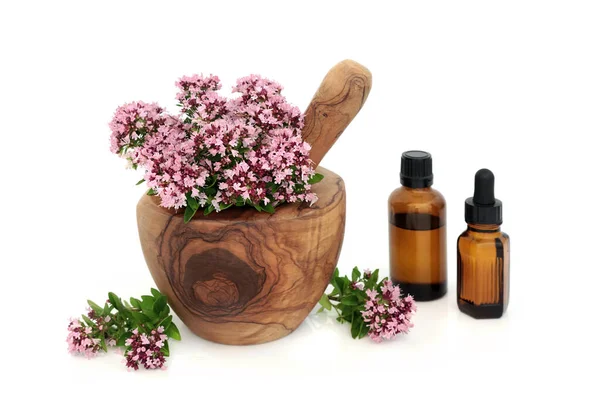 Orégano Flores Hojas Hierbas Mortero Con Pestle Con Botellas Aceite — Foto de Stock