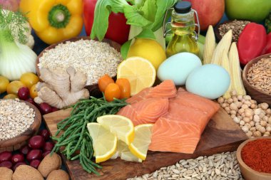Sağlıklı bir kalp diyeti için meyve, sebze, baklagil, süt ürünleri, zeytinyağı, tahıl, tahıl ve tohumlar, yüksek protein, omega 3, antioksidan, antosiyanin, mineraller, vitaminler, fiber & akıllı karbonhidratlar içeren sağlıklı yiyecekler. 