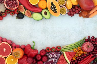 Bitki bazlı bağışıklık sistemi vejetaryen sağlıklı gıdaları yüksek miktarda likopene, meyve ve sebzelerle birlikte antioksidan, antosiyanin, vitamin, mineral ve lifle destekliyor. Benekli arkaplanda kenarlık. 