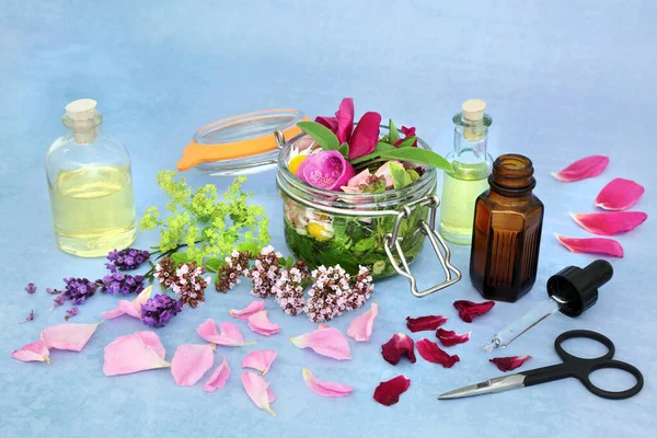 天然草药 夏季花 香草浸渍在油和宽松的罐子 使芳香疗法精油 自然病理学保健概念的静止生活 — 图库照片