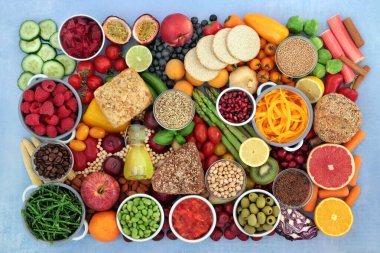 Sağlıklı vejetaryen bitki bazlı meyve ve sebze koleksiyonu yüksek antioksidan içeriyor. Yüksek lif, antosiyanin, vitamin, omega 3, likopene, protein, karotenoid ve protein içeren sağlıklı gıda konsepti.