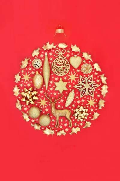 Kerstbal Vorm Met Gouden Sterren Decoraties Rode Achtergrond Platte Lay — Stockfoto