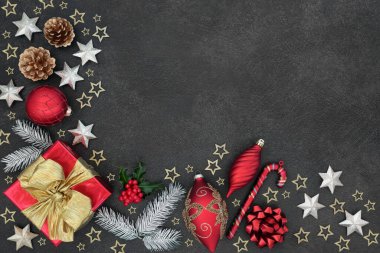 Soyut Noel arkaplanı, hediye kutusu, takı süslemeleri, yıldızlar, kar kaplı köknar ve kutsal gri grunge. Xmas kompozisyonu. Üst görünüm, düz görünüm, kopyalama alanı.