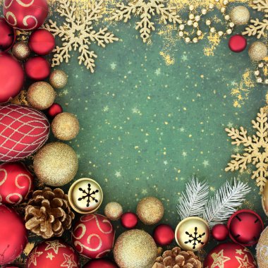 Yeşil grunge üzerine kırmızı ve altın yaldızlı süslemeleri olan yaratıcı Noel arkaplanı. Bayram sezonu için Xmas kompozisyonu. Üst görünüm.