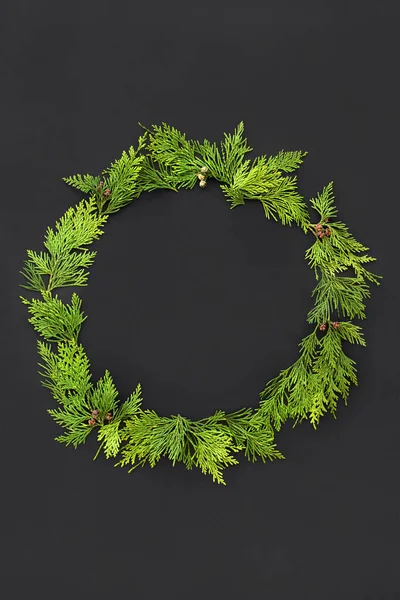 Cedar Cypress Krans Mörkgrå Bakgrund Naturlig Komposition För Vintersolstånd Jul — Stockfoto