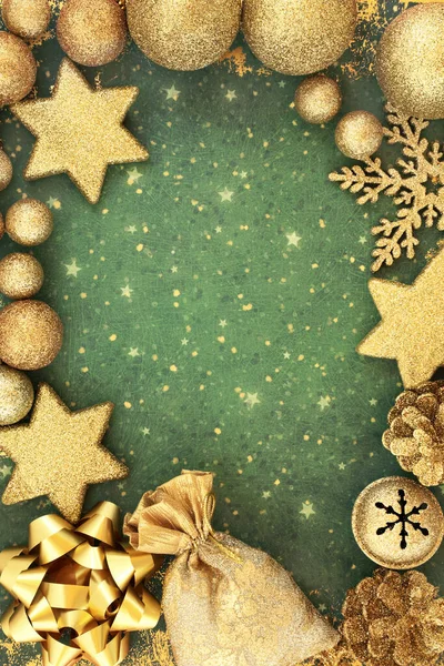 Świąteczny Świąteczny Tło Kompozycja Złoty Bombkowy Ozdoba Projekt Sezon Wakacyjny — Zdjęcie stockowe