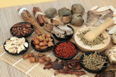 Alternatif bitkisel tıpta kullanılan Çin bitkileri ve baharatları bambu üzerinde harç ve kabuk. Doğal sağlık hizmeti kavramı.