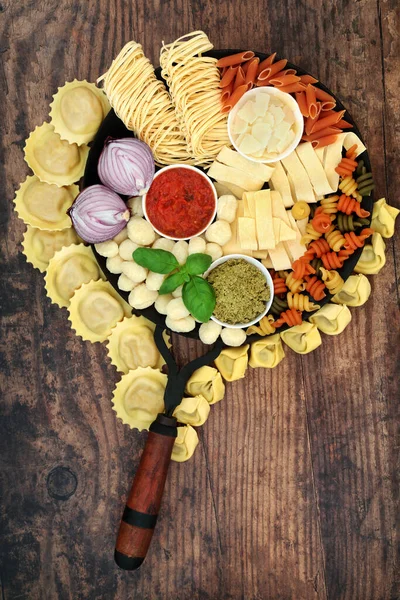 Ingredientes Tradicionales Comida Italiana Con Tipos Pasta Ravioles Ñoquis Tortellini — Foto de Stock