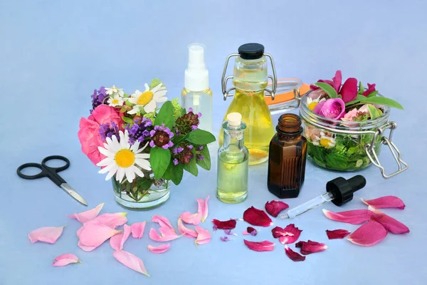 Viráginfúzió Természetes Növényi Gyógyszerekhez Nyári Virágokkal Gyógynövényekkel Illóolajos Palackokkal Olajba — Stock Fotó