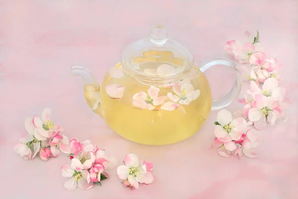 女性月经周期前问题的草药治疗方法 苹果花在玻璃杯茶壶中 天然保健概念高抗氧化剂也适用于皮肤护理 Ibs和减肥 — 图库照片