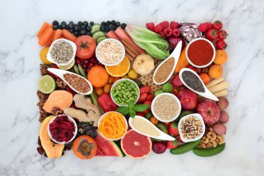 Serbest radikalleri nötralize eden sağlıklı ve temiz vejetaryen gıdalar. Ayrıca lif, antocaynin, akıllı karbonhidratlar, mineraller, vitaminler, likopene, protein & omega 3. Sağlıklı gıda kavramı.  