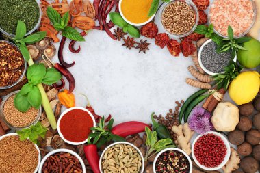 Bitki ve baharat sınırında taze, kurutulmuş otlar, baharatlar. Gurme mutfağı için malzemeler. Benekli gri arkaplanda kopyalama alanı var. Düz üst görünüm.