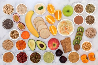 Manik depresyonu ve bipolar bozukluğu hafifletmek için besin ve bitkisel ilaçlar. Omega 3 protein antioksidan. Akıllı karbonhidratlar. Mermer üzerinde.