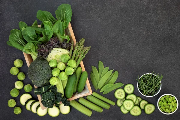 高繊維新鮮な緑の野菜 抗酸化物質 スマート炭水化物 ビタミン ミネラルが豊富な健康的なビーガン食 持続可能な 地球を保存し 環境に優しい 緑の概念に移動します トップビュー — ストック写真
