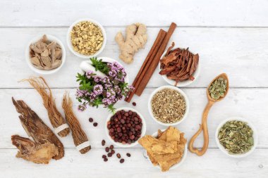 Bağışıklık sistemi bitkisel ilaçlarda kullanılan baharatları artırıyor. Antioksidan, antosiyanin, vitamin ve minerallerin yüksek olduğu bitkisel besinler. Doğal sağlık hizmeti kavramı. Köy tahtasında.