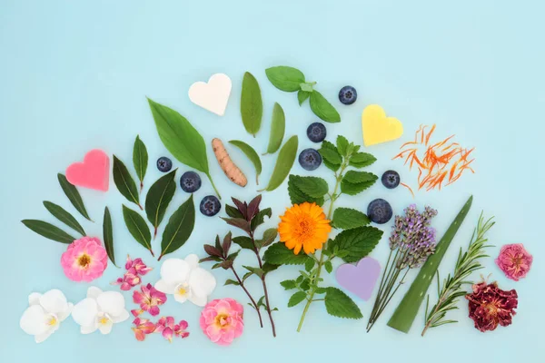 Curando Flores Ervas Com Sabão Para Cuidados Com Pele Naturais — Fotografia de Stock