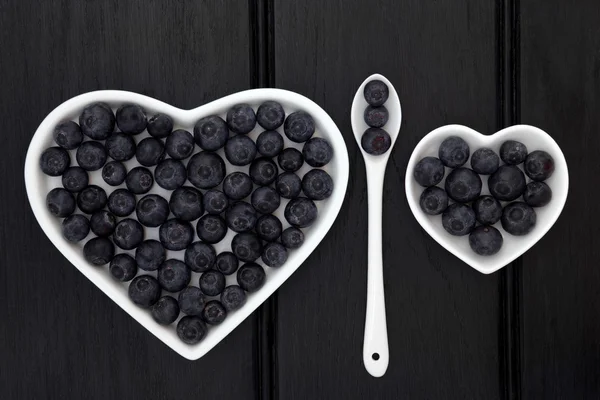 Bleuets dans des plats en forme de cœur — Photo