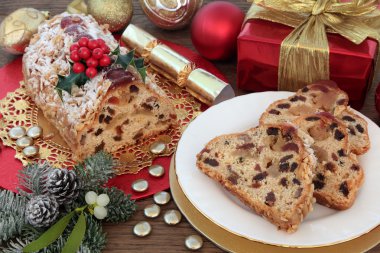 Stollen Noel kek dilimleri ile