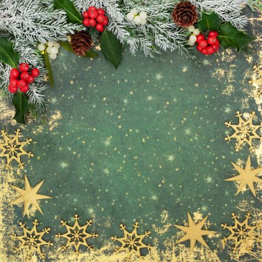 Noel ağacı süslemeleri, Holly, kış çiçekleri kar köknarı, ökseotu, grunge yeşil arka plan sınırında çam kozalakları. Xmas sezonu için şenlik tasarımı