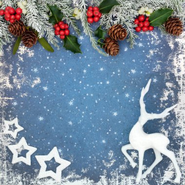 Ren geyikleri, yıldızlar, grunge mavisi arka planda geleneksel kış florası süsleri olan soyut bir Noel arifesi çerçevesi. Xmas kartı için şenlikli sezonluk tasarım.