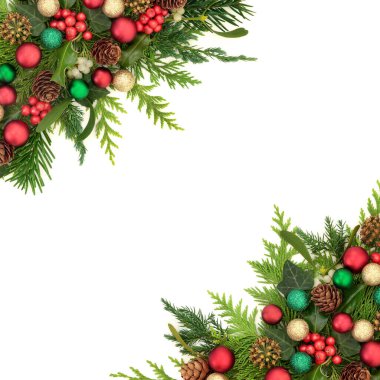 Noel 'in şenlikli kırmızı yeşili, beyaz arka planda doğal bitki örtüsü olan altın takılar. Beyaz bayram sezonu için Xmas kış tasarımı. Tebrik kartı.